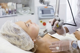 Cosmetologista rejuvenesce a pele com laser